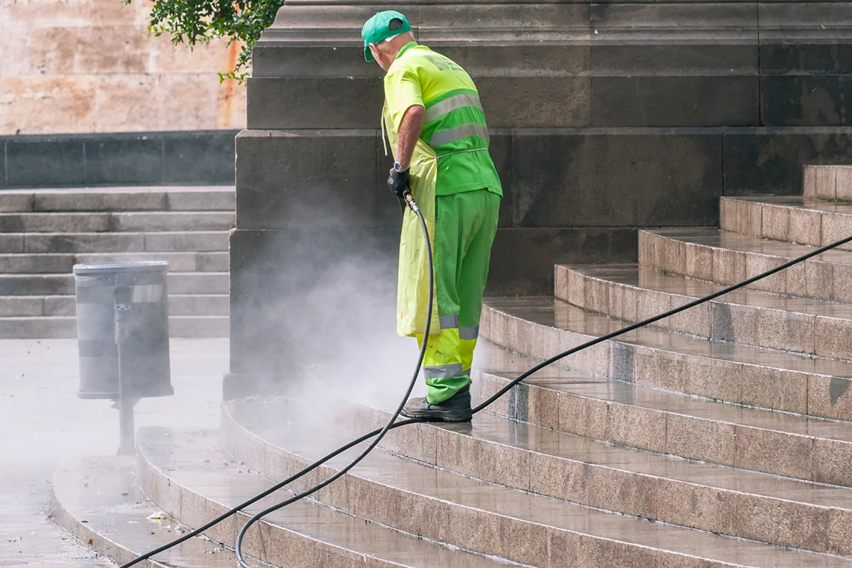 Limpieza de escaleras y mantenimiento de zonas comunes