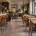 Restaurante ordenado con comedor, barra y suelo limpio antes de abrir.