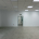 Oficina amplia con paredes interiores blancas tras un trabajo de pintura profesional.