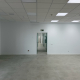 Oficina amplia con paredes interiores blancas tras un trabajo de pintura profesional.
