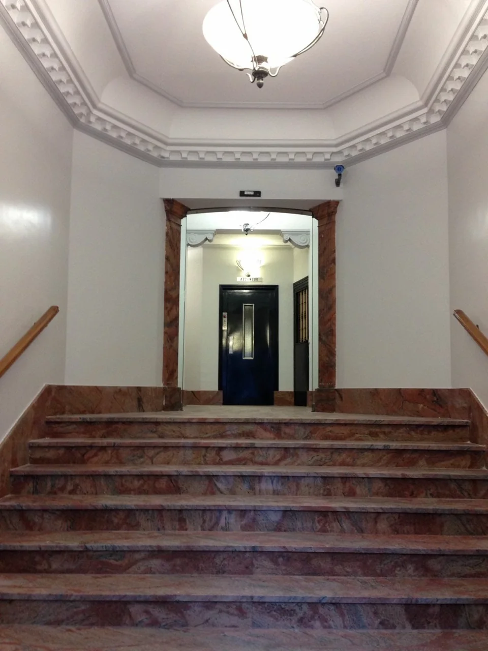 Alisado y pintura de portal