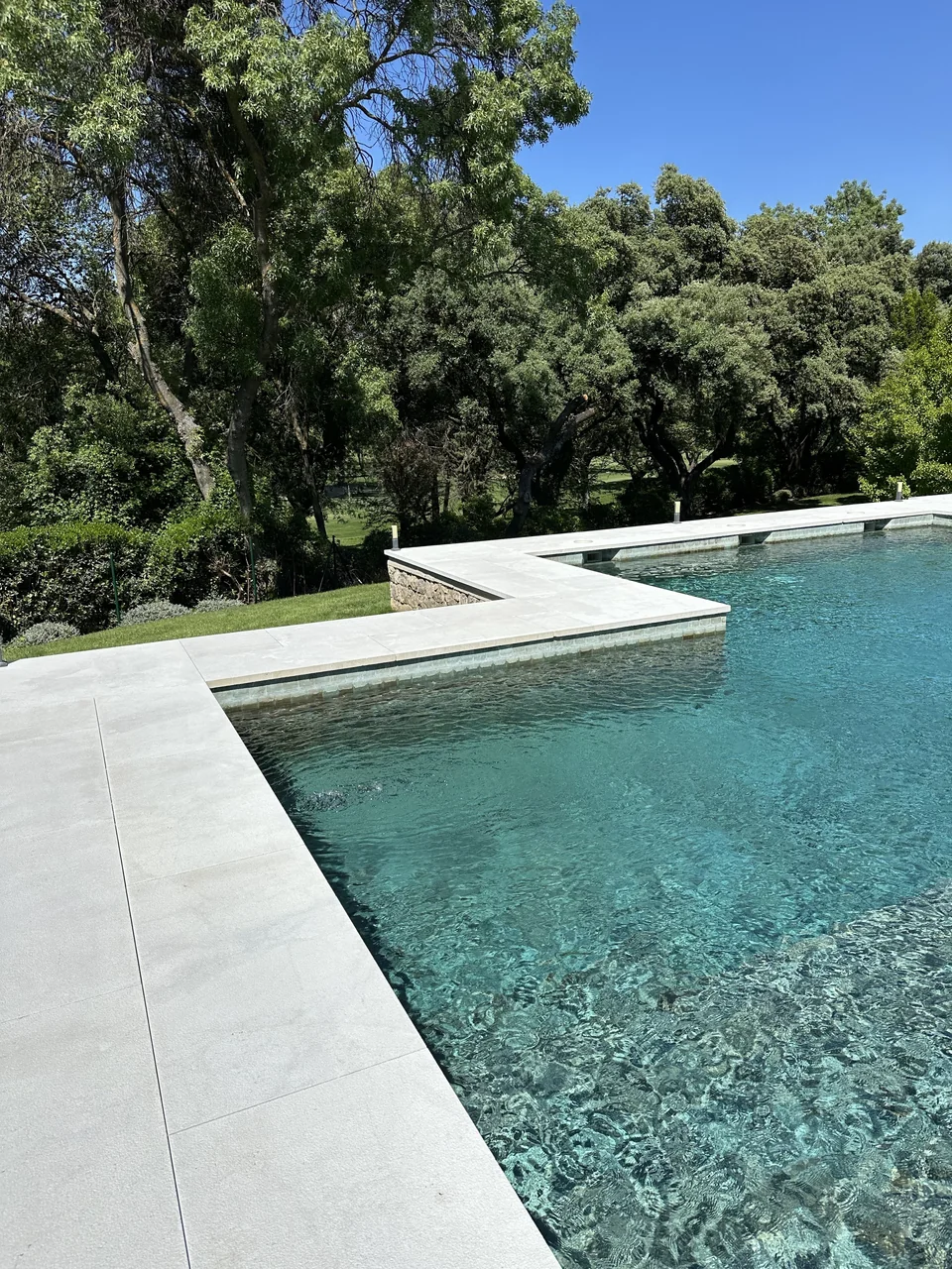 Veladura en piedra natural alrededor de piscina
