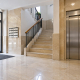 Portal limpio de una comunidad con escaleras y ascensor