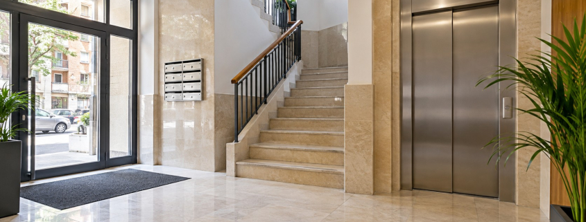 Portal limpio de una comunidad con escaleras y ascensor